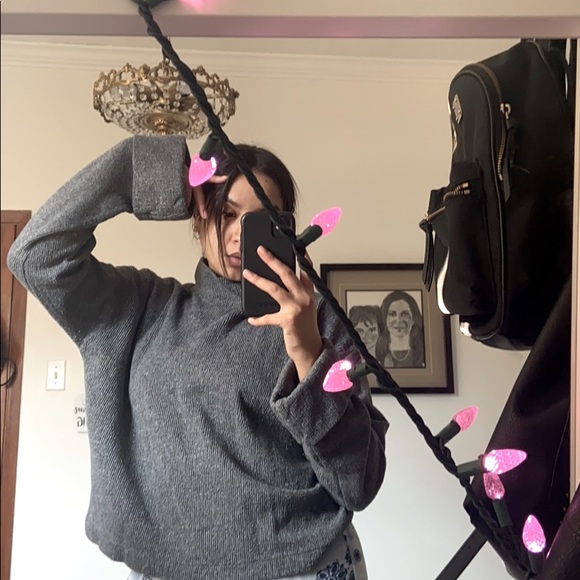 Cozy Zara low turtleneck, bell sleeve top (grey) - Picture 2 of 6